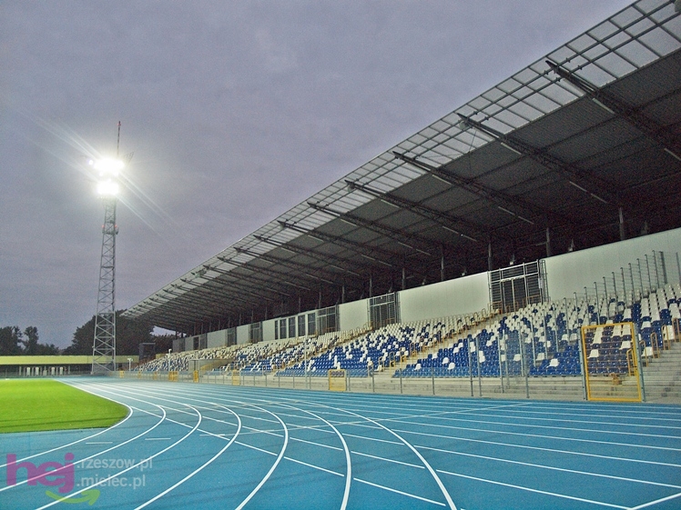Wreszcie zaświeciły się  jupitery stadionu miejskiego w Mielcu