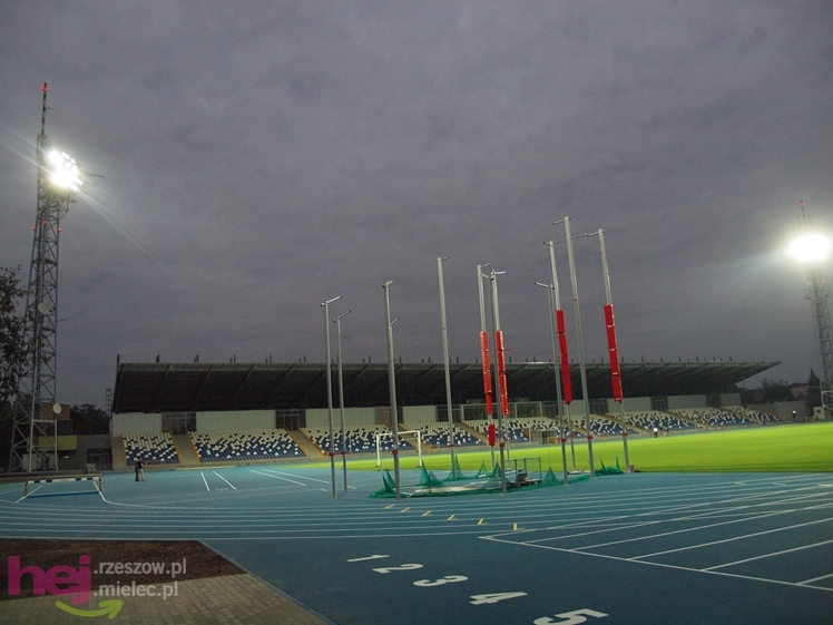 Wreszcie zaświeciły się  jupitery stadionu miejskiego w Mielcu