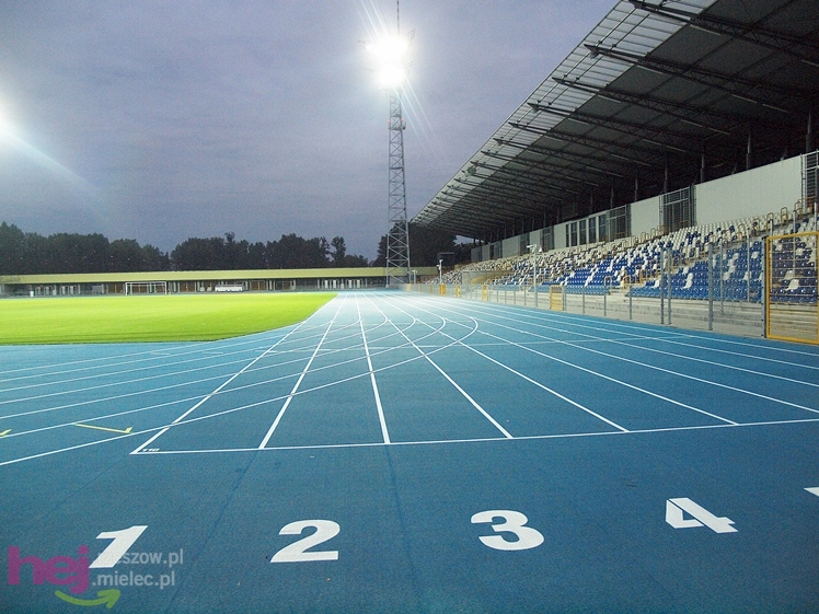 Wreszcie zaświeciły się  jupitery stadionu miejskiego w Mielcu