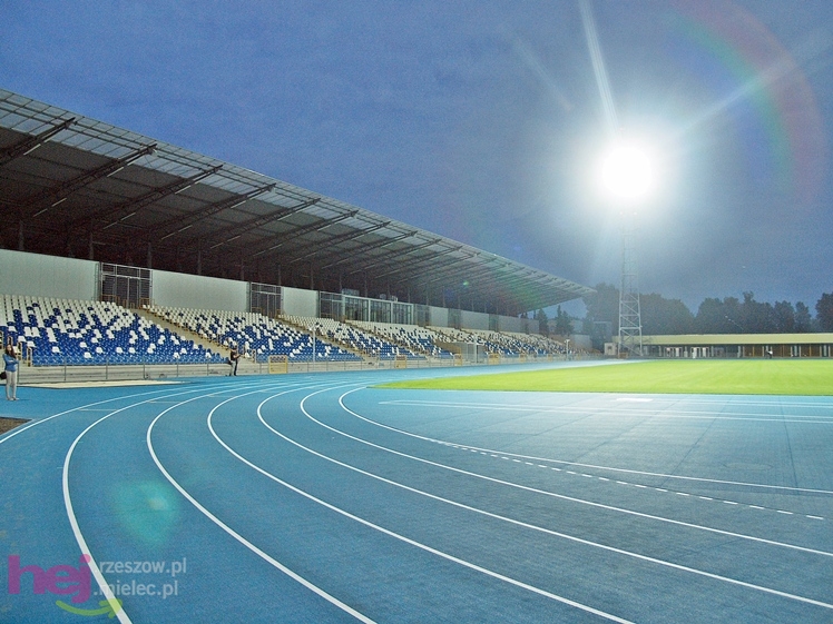 Wreszcie zaświeciły się  jupitery stadionu miejskiego w Mielcu