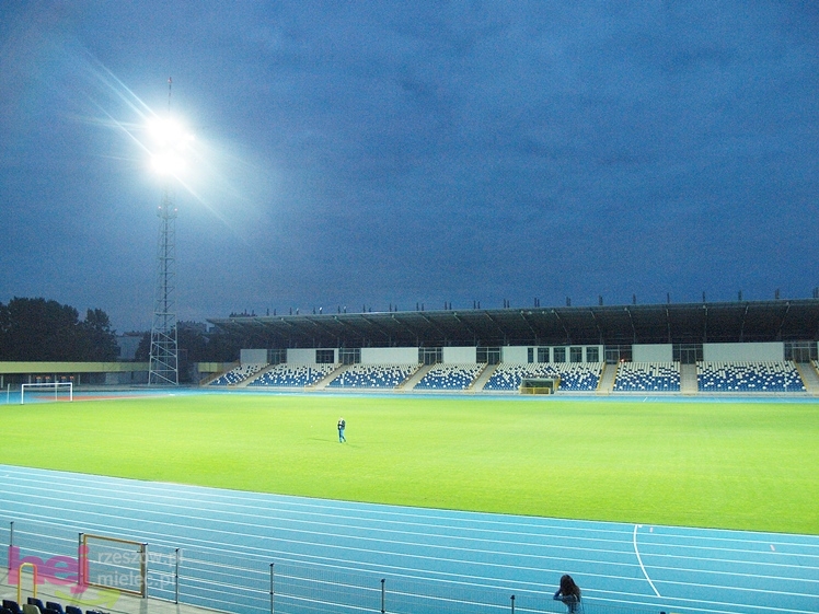 Wreszcie zaświeciły się  jupitery stadionu miejskiego w Mielcu