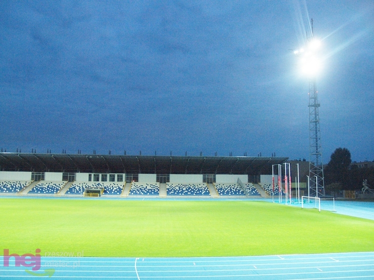 Wreszcie zaświeciły się  jupitery stadionu miejskiego w Mielcu