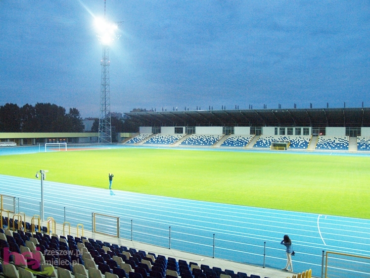Wreszcie zaświeciły się  jupitery stadionu miejskiego w Mielcu