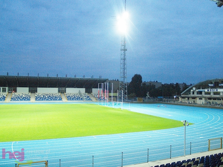 Wreszcie zaświeciły się  jupitery stadionu miejskiego w Mielcu