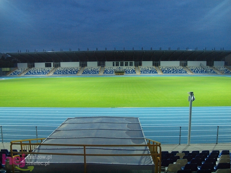Wreszcie zaświeciły się  jupitery stadionu miejskiego w Mielcu