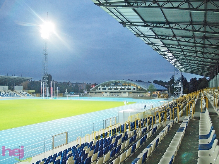 Wreszcie zaświeciły się  jupitery stadionu miejskiego w Mielcu