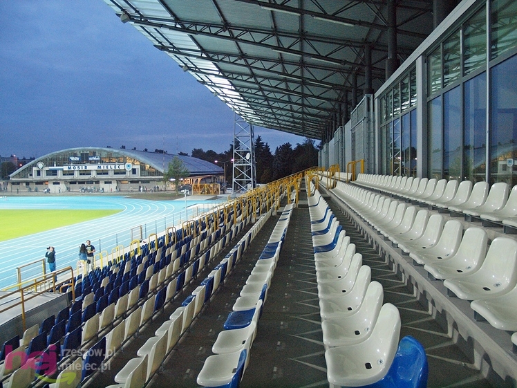 Wreszcie zaświeciły się  jupitery stadionu miejskiego w Mielcu