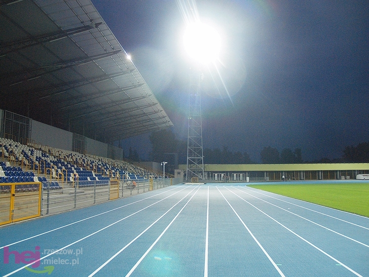 Wreszcie zaświeciły się  jupitery stadionu miejskiego w Mielcu