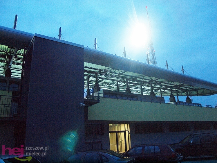 Wreszcie zaświeciły się  jupitery stadionu miejskiego w Mielcu