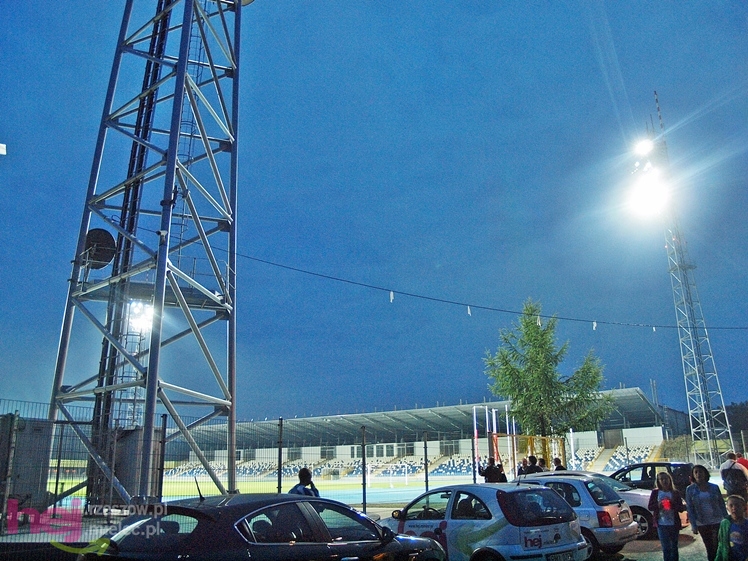 Wreszcie zaświeciły się  jupitery stadionu miejskiego w Mielcu