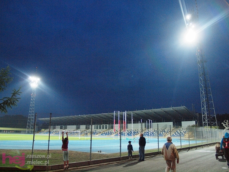 Wreszcie zaświeciły się  jupitery stadionu miejskiego w Mielcu