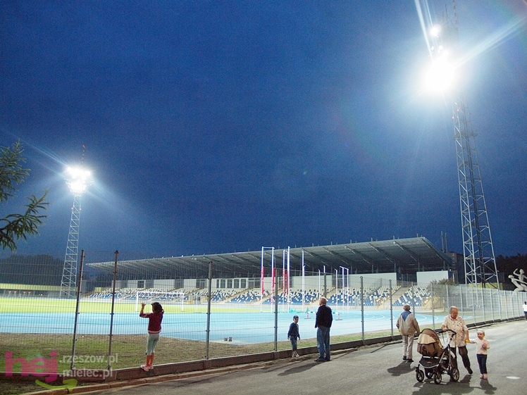 Wreszcie zaświeciły się  jupitery stadionu miejskiego w Mielcu