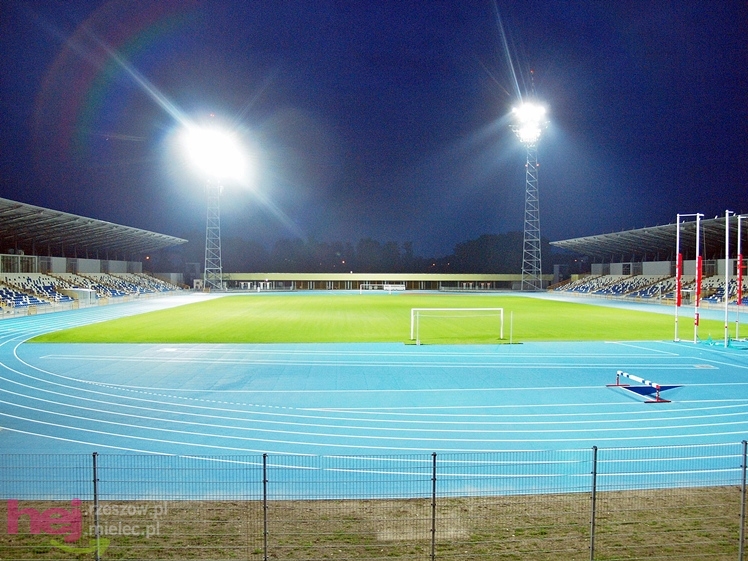 Wreszcie zaświeciły się  jupitery stadionu miejskiego w Mielcu