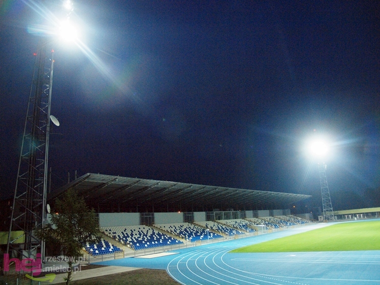 Wreszcie zaświeciły się  jupitery stadionu miejskiego w Mielcu