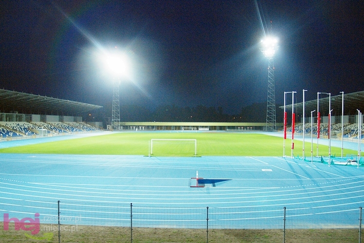 Wreszcie zaświeciły się  jupitery stadionu miejskiego w Mielcu