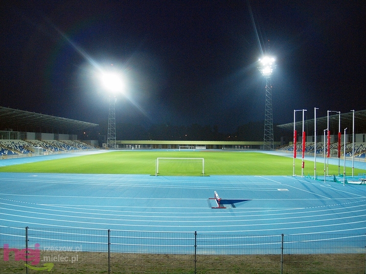 Wreszcie zaświeciły się  jupitery stadionu miejskiego w Mielcu