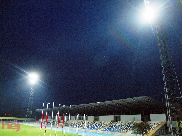 Wreszcie zaświeciły się  jupitery stadionu miejskiego w Mielcu