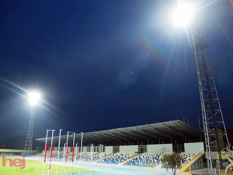 Wreszcie zaświeciły się  jupitery stadionu miejskiego w Mielcu
