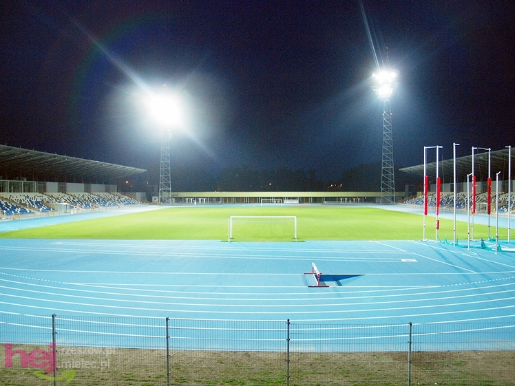 Wreszcie zaświeciły się  jupitery stadionu miejskiego w Mielcu