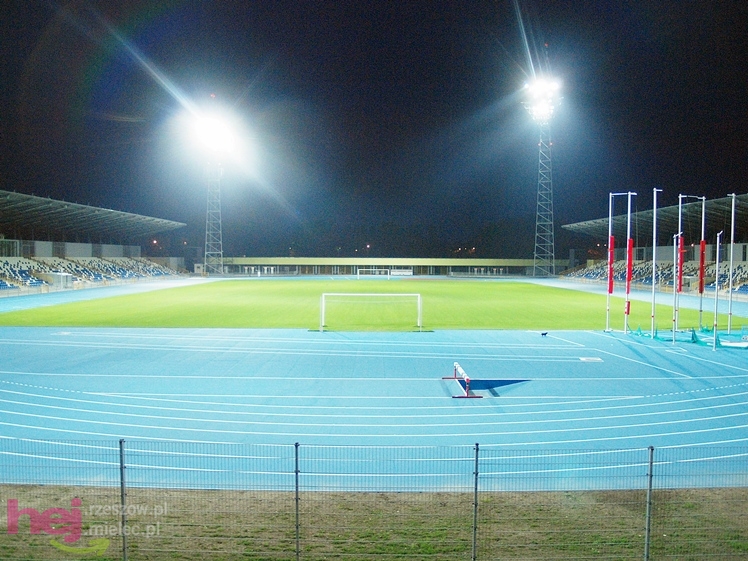 Wreszcie zaświeciły się  jupitery stadionu miejskiego w Mielcu