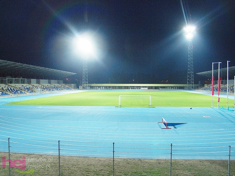 Wreszcie zaświeciły się  jupitery stadionu miejskiego w Mielcu