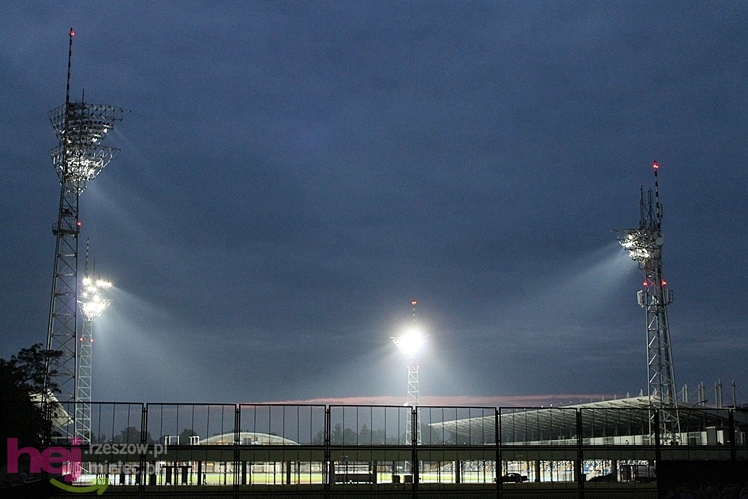 Wreszcie zaświeciły się  jupitery stadionu miejskiego w Mielcu