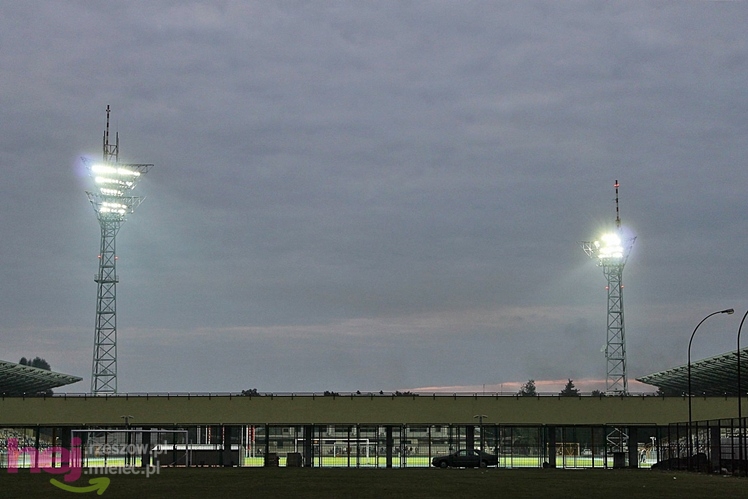 Wreszcie zaświeciły się  jupitery stadionu miejskiego w Mielcu