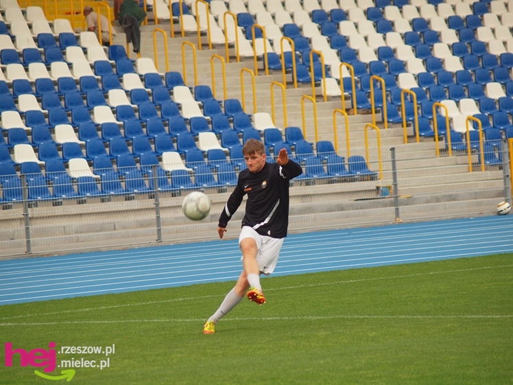 Stal Mielec testowała murawę na nowym stadionie: trening przedmeczowy