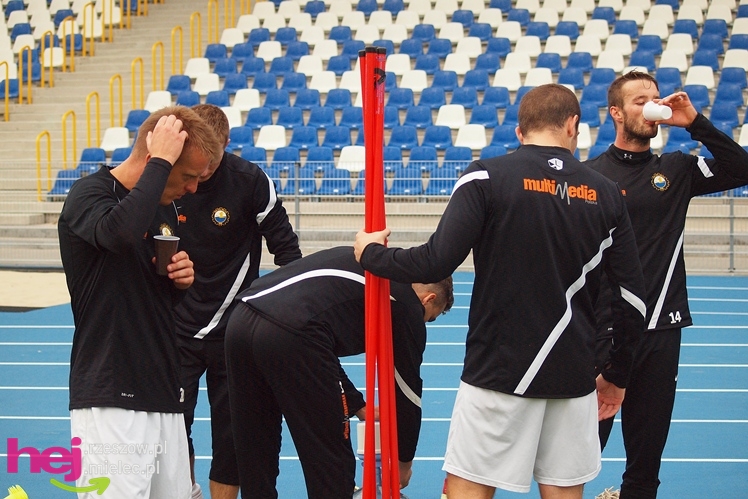 Stal Mielec testowała murawę na nowym stadionie: trening przedmeczowy