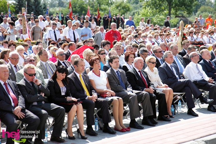 XIII Dożynki Województwa Podkarpackiego: msza polowa przy Bazylice Mniejszej - cz. I