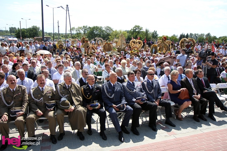 XIII Dożynki Województwa Podkarpackiego: msza polowa przy Bazylice Mniejszej - cz. I