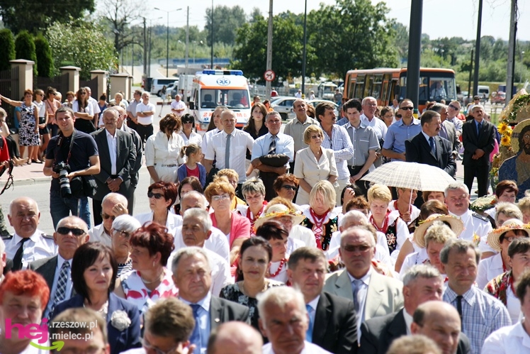 XIII Dożynki Województwa Podkarpackiego: msza polowa przy Bazylice Mniejszej - cz. I