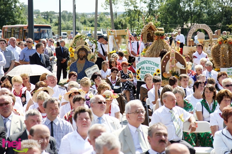 XIII Dożynki Województwa Podkarpackiego: msza polowa przy Bazylice Mniejszej - cz. I