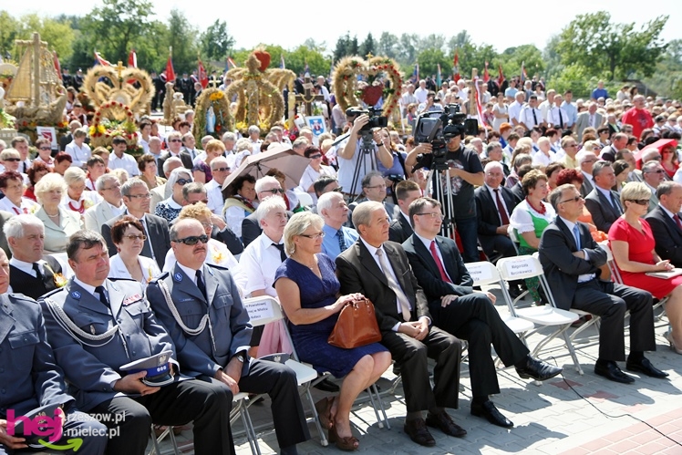 XIII Dożynki Województwa Podkarpackiego: msza polowa przy Bazylice Mniejszej - cz. I