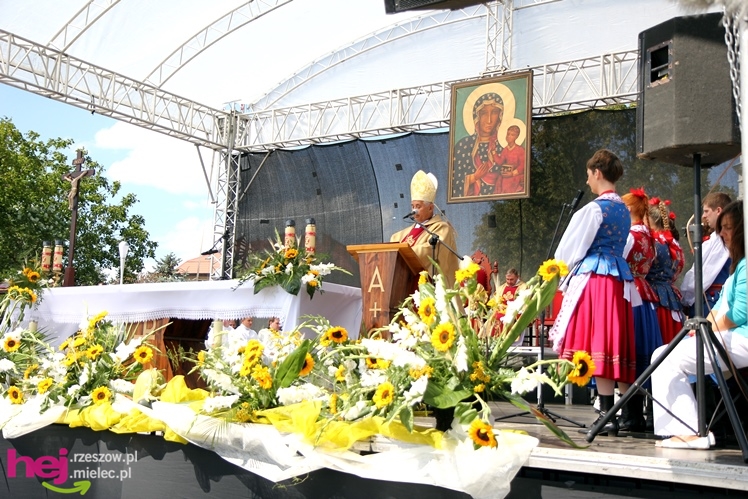 XIII Dożynki Województwa Podkarpackiego: msza polowa przy Bazylice Mniejszej - cz. I