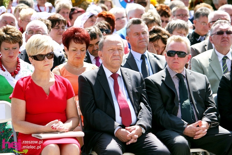 XIII Dożynki Województwa Podkarpackiego: msza polowa przy Bazylice Mniejszej - cz. I