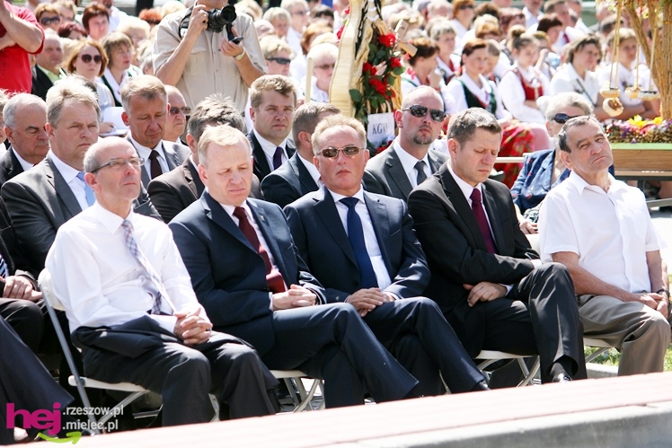 XIII Dożynki Województwa Podkarpackiego: msza polowa przy Bazylice Mniejszej - cz. I