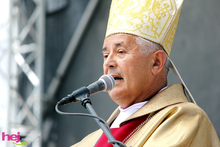 XIII Dożynki Województwa Podkarpackiego: msza polowa przy Bazylice Mniejszej - cz. I