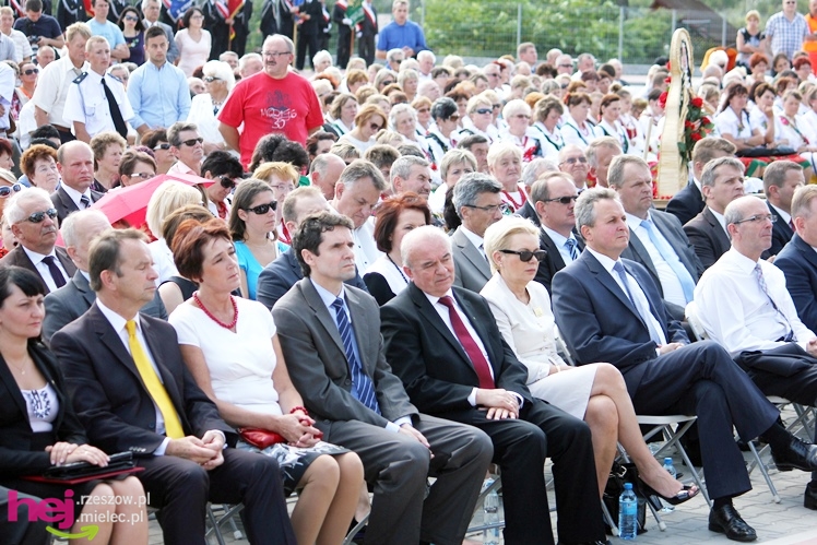 XIII Dożynki Województwa Podkarpackiego: msza polowa przy Bazylice Mniejszej - cz. I