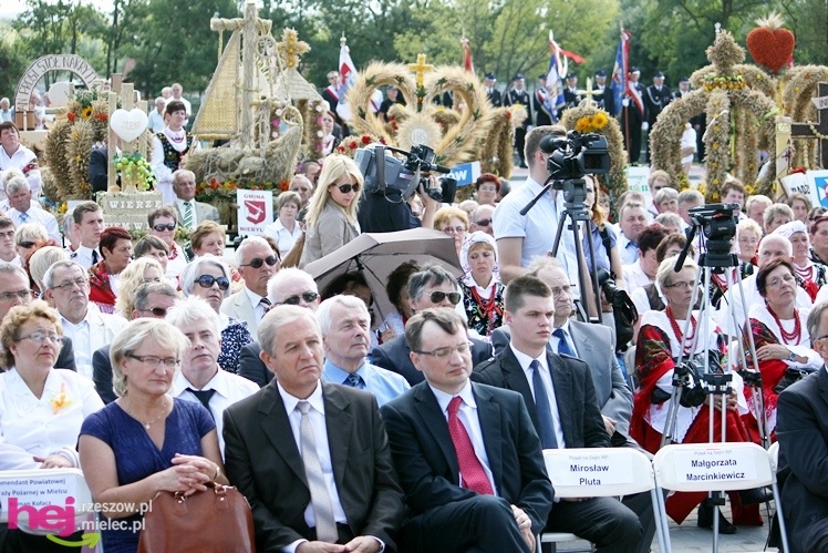 XIII Dożynki Województwa Podkarpackiego: msza polowa przy Bazylice Mniejszej - cz. I