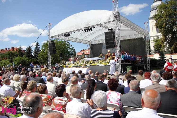 XIII Dożynki Województwa Podkarpackiego: msza polowa przy Bazylice Mniejszej - cz. I