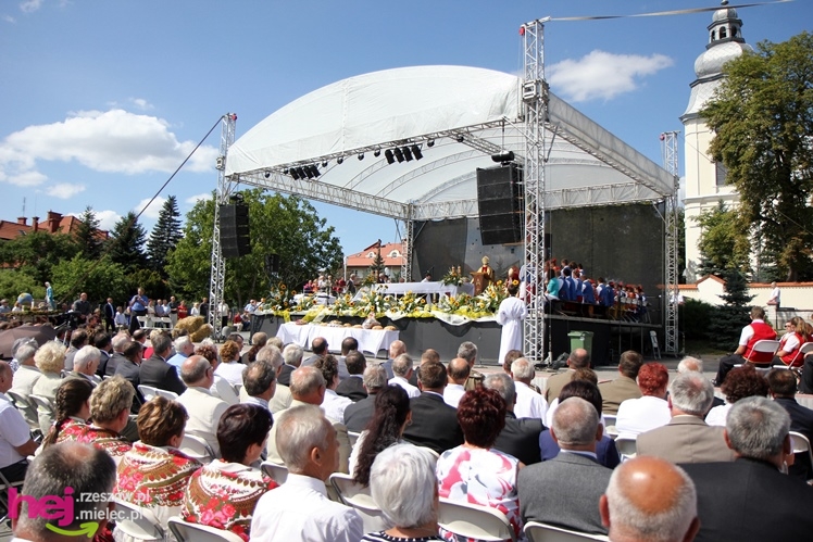 XIII Dożynki Województwa Podkarpackiego: msza polowa przy Bazylice Mniejszej - cz. I