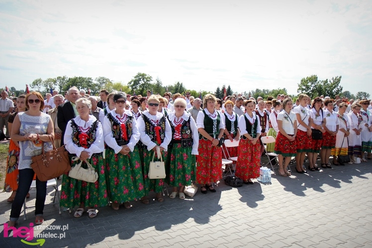 XIII Dożynki Województwa Podkarpackiego: msza polowa przy Bazylice Mniejszej - cz. I