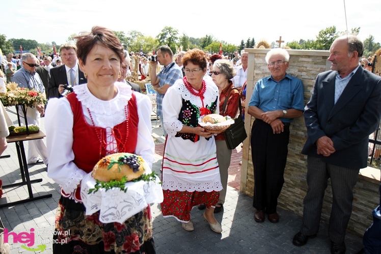 XIII Dożynki Województwa Podkarpackiego: msza polowa przy Bazylice Mniejszej - cz. I