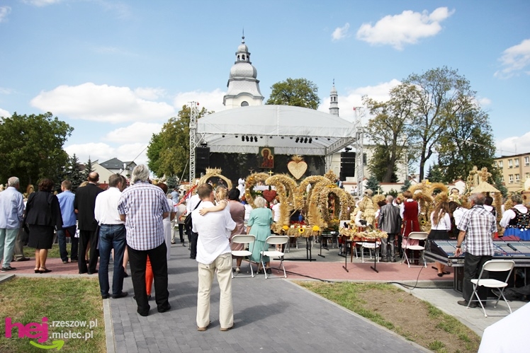 XIII Dożynki Województwa Podkarpackiego: msza polowa przy Bazylice Mniejszej - cz. I