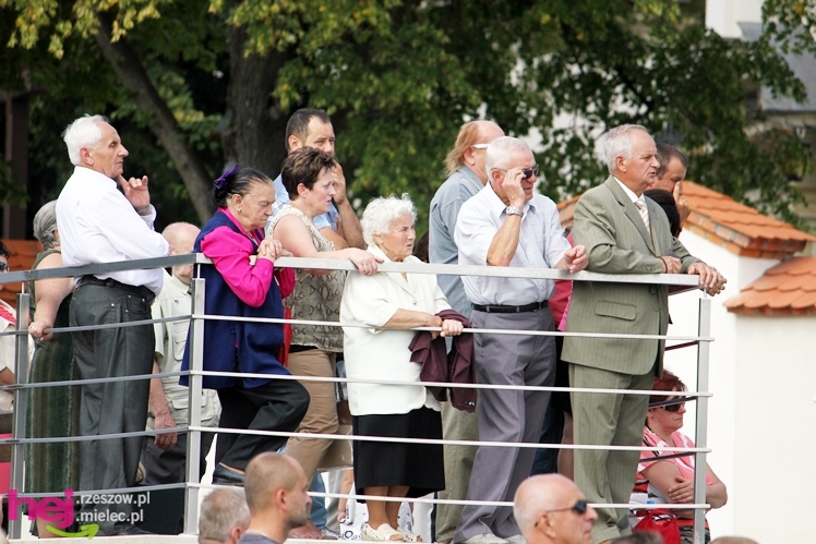 XIII Dożynki Województwa Podkarpackiego: msza polowa przy Bazylice Mniejszej - cz. I