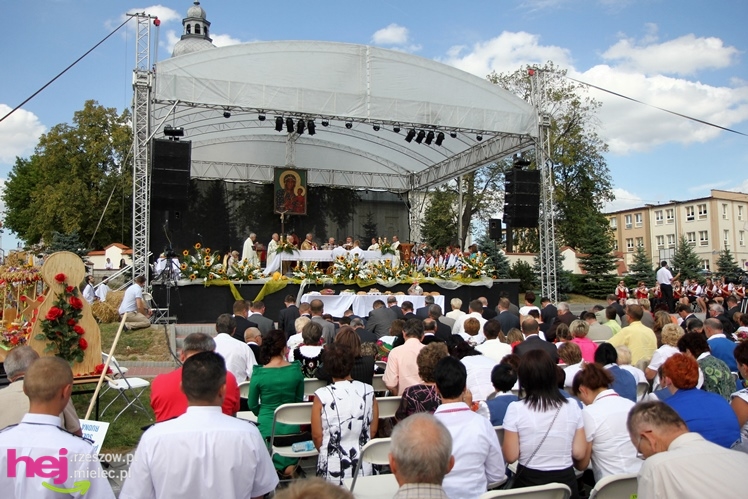 XIII Dożynki Województwa Podkarpackiego: msza polowa przy Bazylice Mniejszej - cz. I