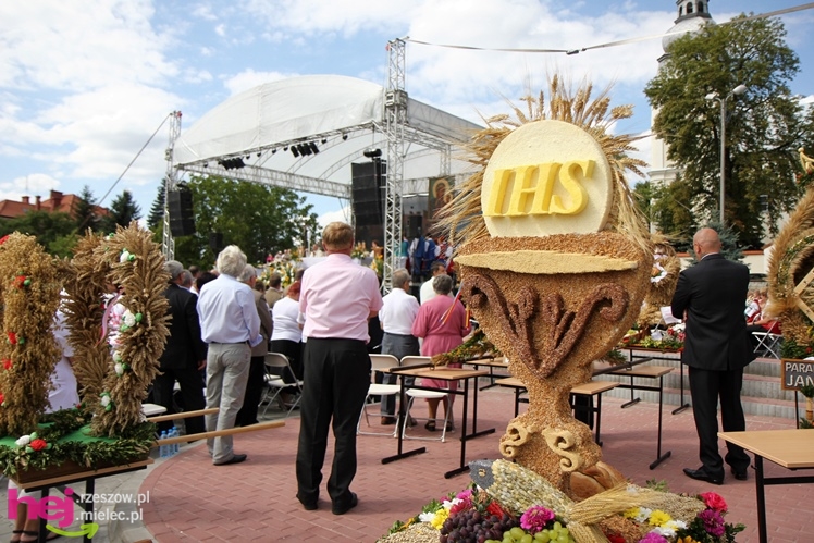 XIII Dożynki Województwa Podkarpackiego: msza polowa przy Bazylice Mniejszej - cz. I