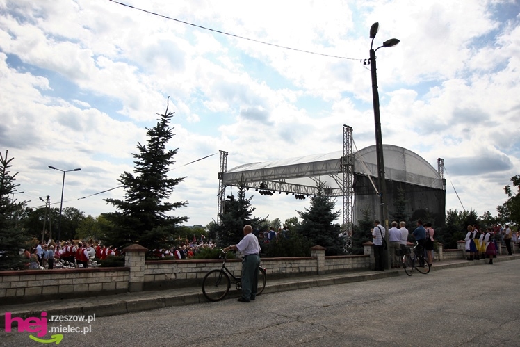 XIII Dożynki Województwa Podkarpackiego: msza polowa przy Bazylice Mniejszej - cz. I