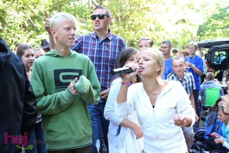 Pielgrzymkowe śpiewy i tańce na Hektarowej